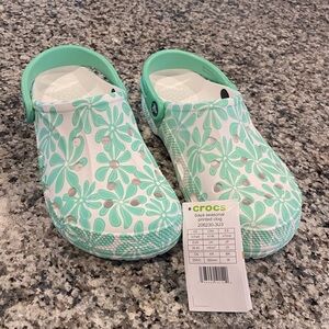 NWT Women's baya seasonal CROCS clog- Mint and White